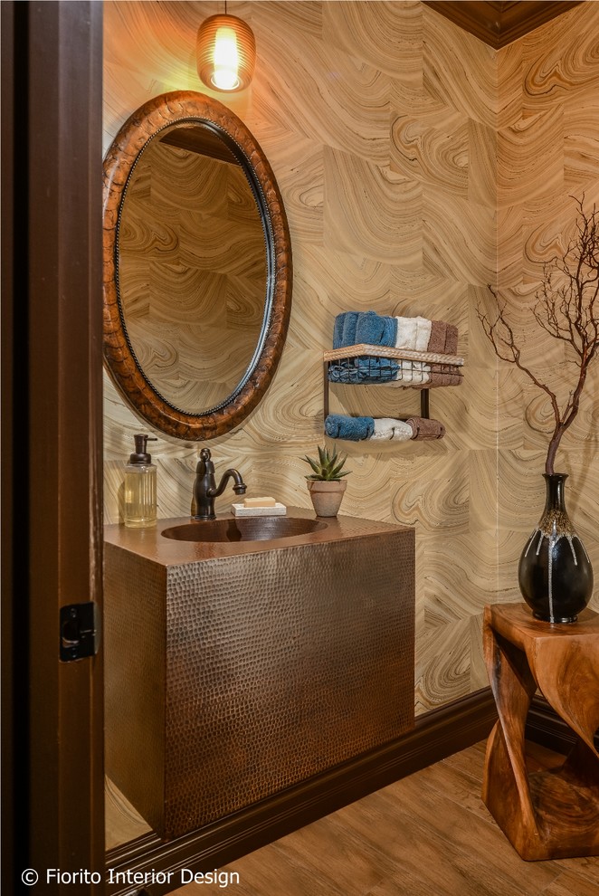 Ejemplo de aseo clásico renovado de tamaño medio con paredes beige, suelo de baldosas de porcelana, lavabo integrado y encimera de cobre