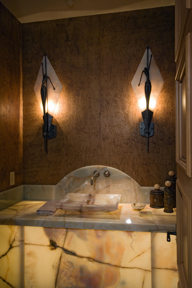 Geräumige Urige Gästetoilette mit hellbraunen Holzschränken, Waschtischkonsole, bunter Waschtischplatte, gewölbter Decke und Tapetenwänden in Las Vegas