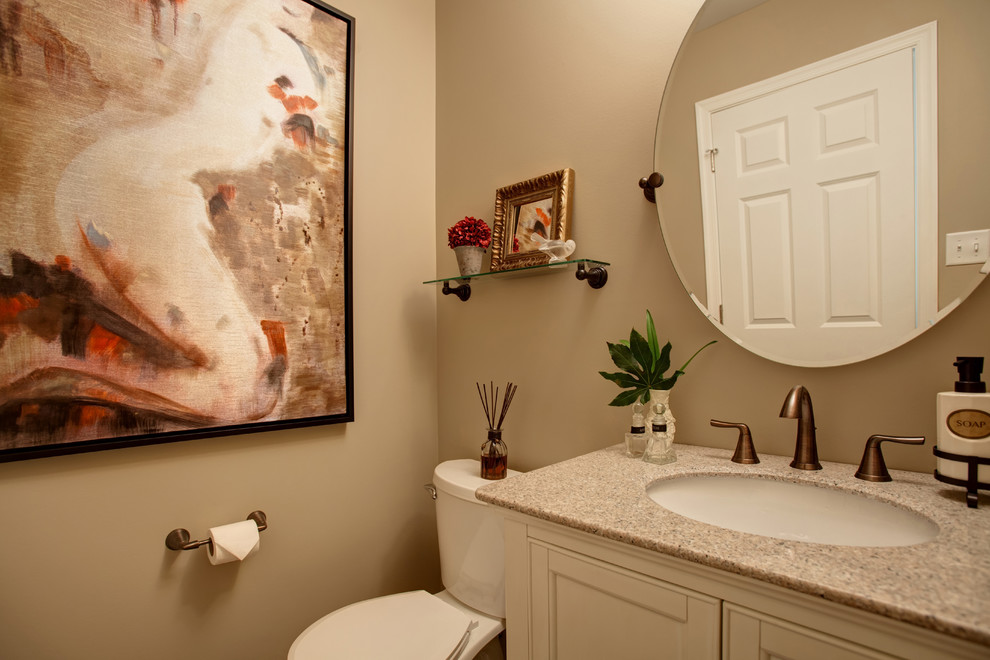 リッチモンドにある高級な小さなトランジショナルスタイルのおしゃれなトイレ・洗面所 (シェーカースタイル扉のキャビネット、ベージュの壁、無垢フローリング、アンダーカウンター洗面器、大理石の洗面台、ベージュのキャビネット) の写真