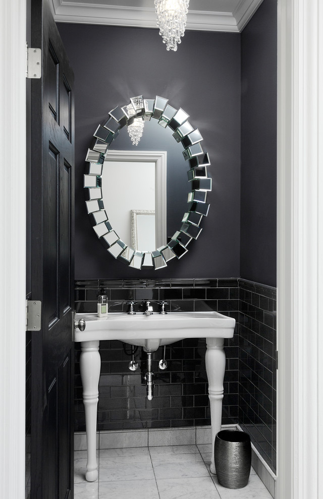 シカゴにあるお手頃価格の小さなコンテンポラリースタイルのおしゃれなトイレ・洗面所 (黒いタイル、セラミックタイル、黒い壁、磁器タイルの床、ペデスタルシンク、白い床) の写真