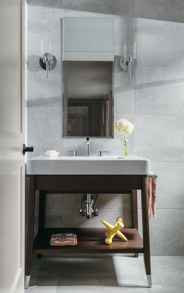 Idee per un piccolo bagno di servizio minimalista con lavabo a bacinella, nessun'anta, ante in legno bruno e pareti grigie