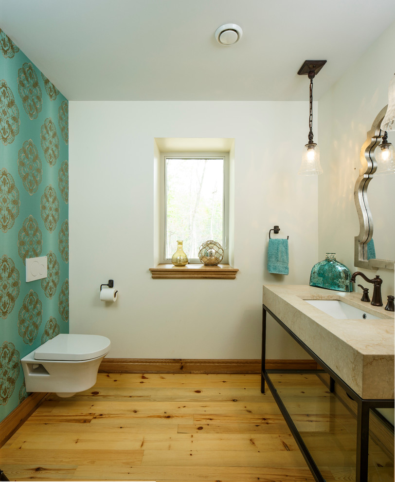 Cette photo montre un WC suspendu exotique de taille moyenne avec un placard sans porte, un mur multicolore, parquet clair, un plan de toilette en stratifié, un sol beige et un plan vasque.