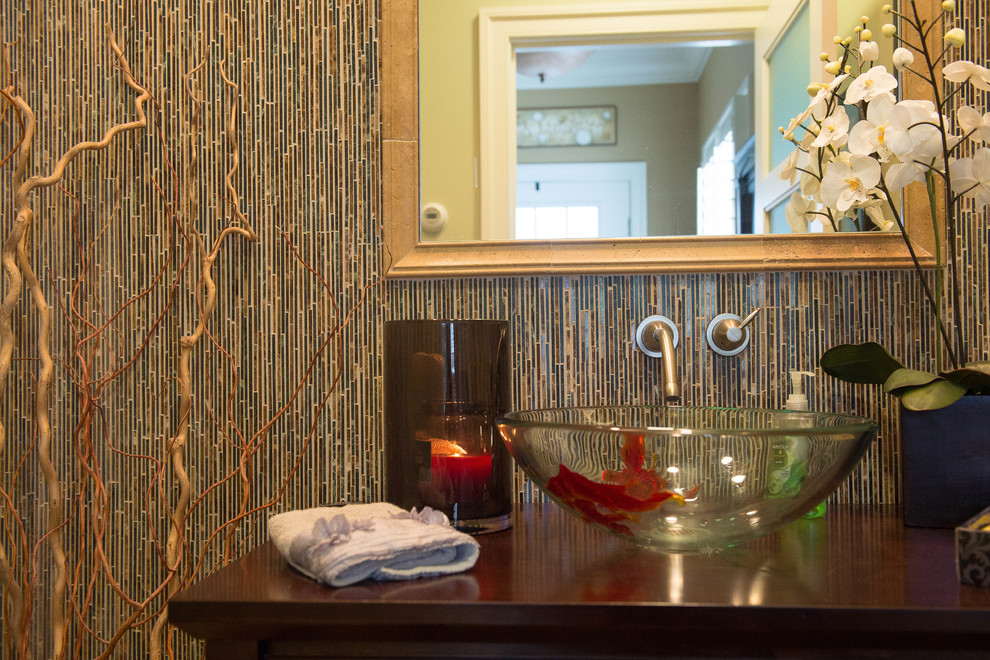 Kleine Maritime Gästetoilette mit dunklen Holzschränken, Waschtisch aus Holz, Aufsatzwaschbecken, bunten Wänden und braunem Holzboden in New York