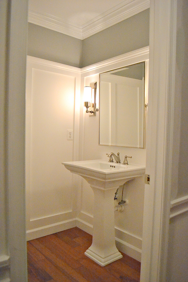 ワシントンD.C.にあるトラディショナルスタイルのおしゃれなトイレ・洗面所の写真