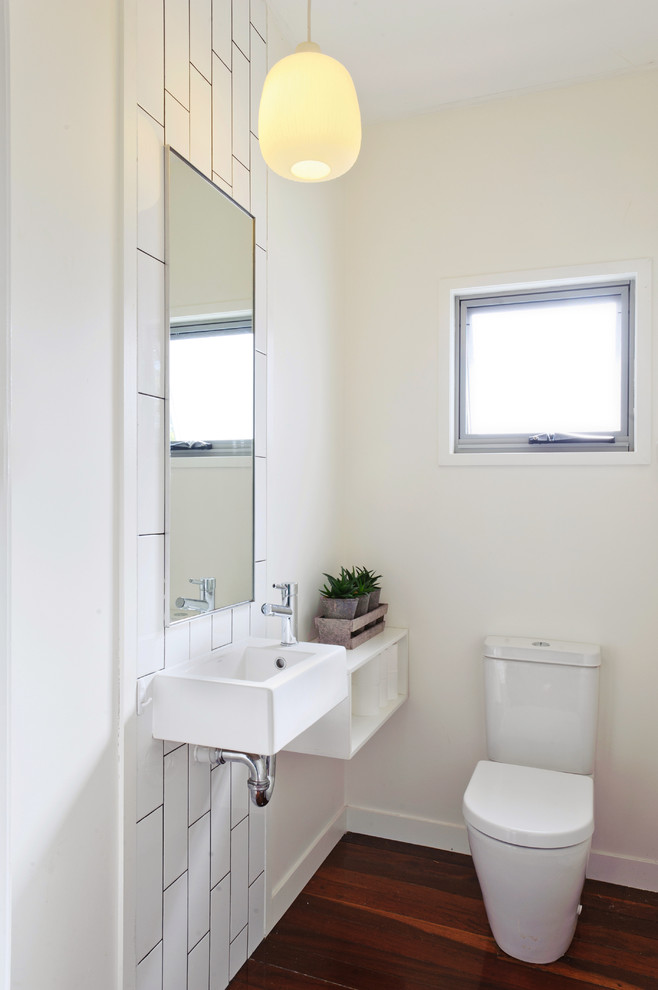 ブリスベンにあるコンテンポラリースタイルのおしゃれなトイレ・洗面所 (壁付け型シンク) の写真