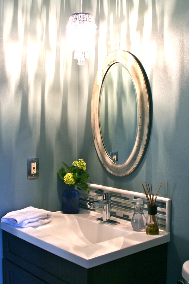 Cette image montre un petit WC et toilettes traditionnel en bois foncé avec un carrelage bleu, un carrelage vert, un carrelage blanc, des carreaux en allumettes, un mur bleu, un lavabo intégré, un plan de toilette en quartz modifié et un placard à porte shaker.