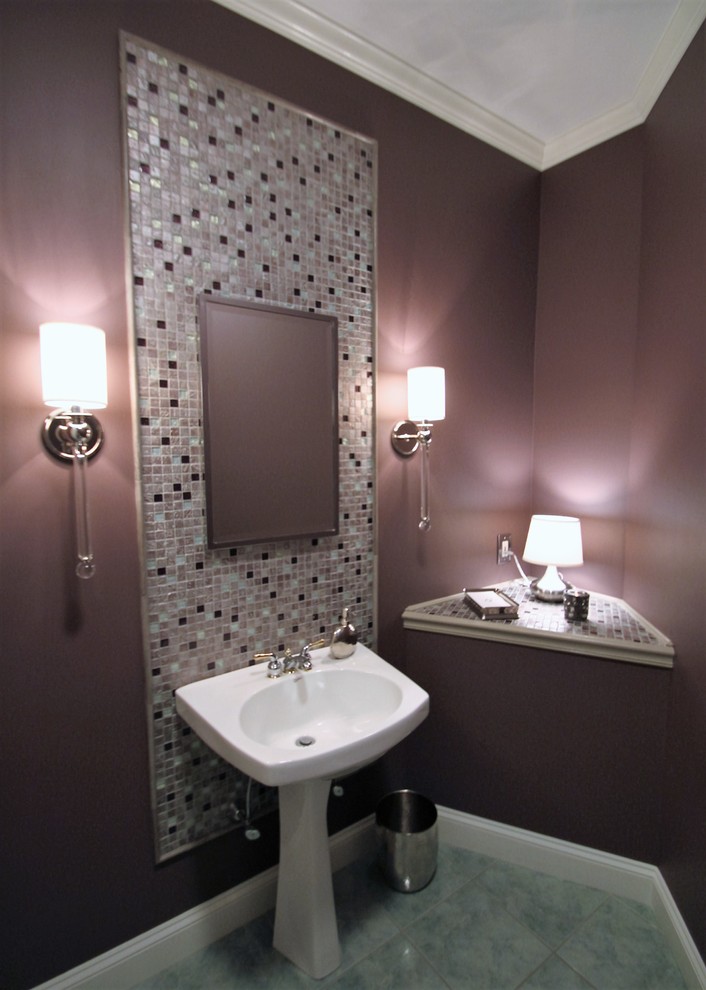 На фото: туалет среднего размера в стиле неоклассика (современная классика) с разноцветной плиткой, плиткой мозаикой, розовыми стенами, раковиной с пьедесталом и столешницей из плитки