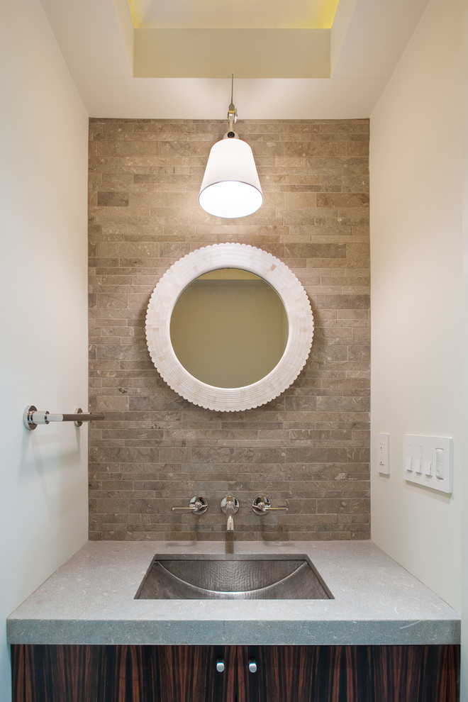 Immagine di un bagno di servizio contemporaneo con piastrelle di pietra calcarea