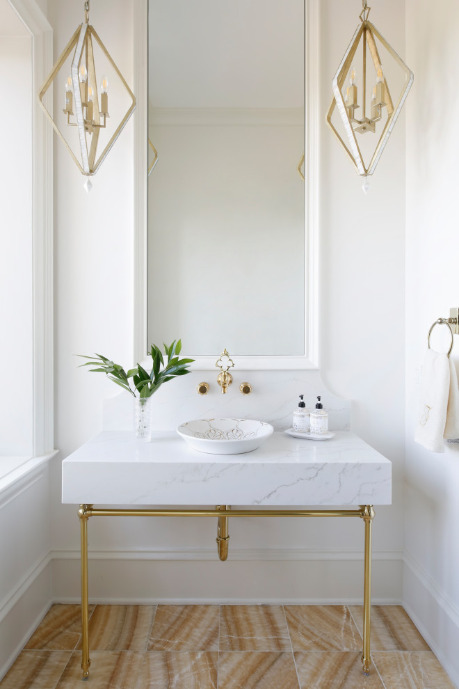Foto di un bagno di servizio tradizionale di medie dimensioni con WC monopezzo, piastrelle bianche, pareti bianche, lavabo a bacinella, pavimento giallo e top bianco