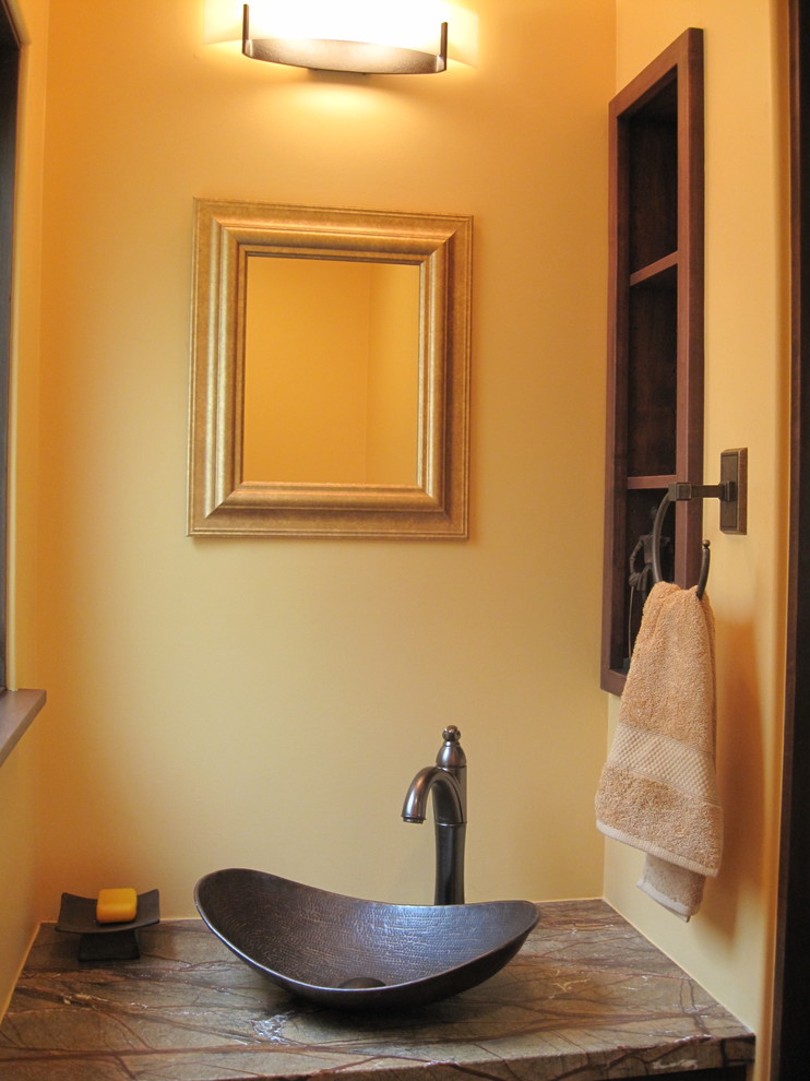 Kleine Mediterrane Gästetoilette mit gelber Wandfarbe, Aufsatzwaschbecken, Granit-Waschbecken/Waschtisch und braunem Holzboden in San Francisco