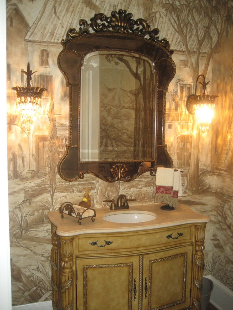 Inspiration för ett litet vintage toalett, med möbel-liknande, en toalettstol med separat cisternkåpa, beige väggar, mörkt trägolv, ett undermonterad handfat, brunt golv och beige skåp