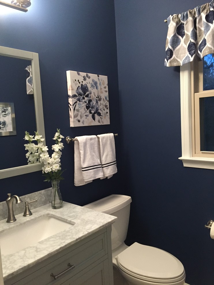 Idées déco pour un petit WC et toilettes classique avec un placard avec porte à panneau surélevé, des portes de placard grises, WC séparés, un mur bleu, un lavabo encastré et un plan de toilette en marbre.