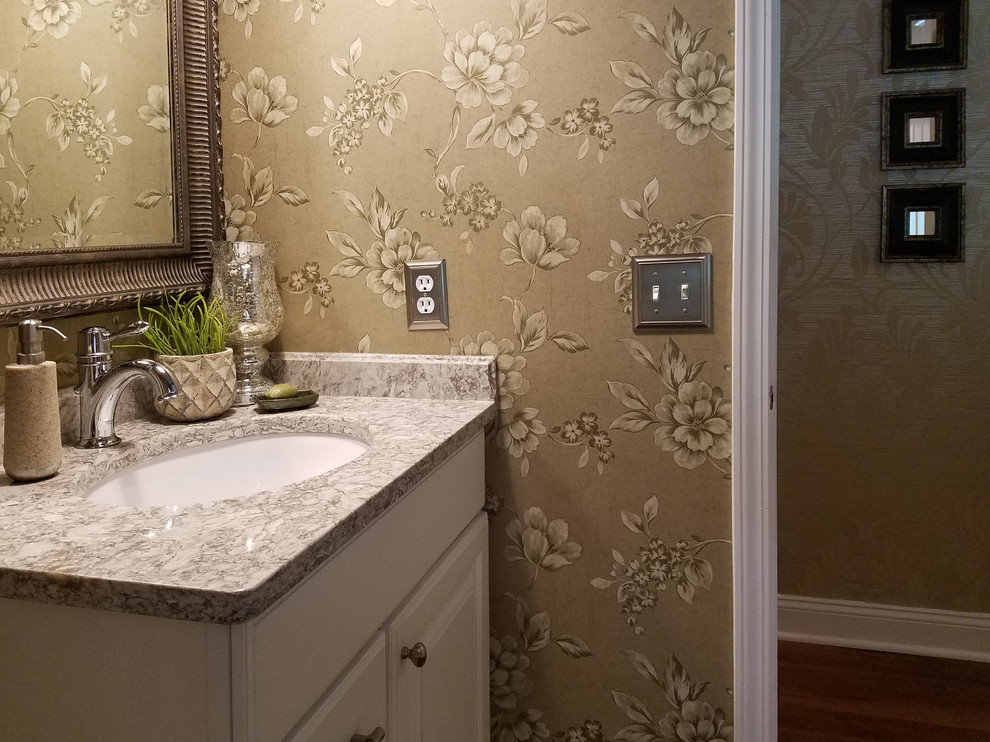 Inspiration för ett litet vintage grå grått toalett, med luckor med upphöjd panel, vita skåp, beige väggar, mellanmörkt trägolv, ett undermonterad handfat, bänkskiva i kvarts och brunt golv