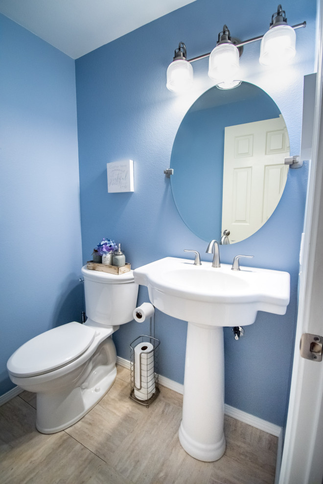 Стильный дизайн: маленький туалет в классическом стиле с синими стенами, раковиной с пьедесталом и бежевым полом для на участке и в саду - последний тренд