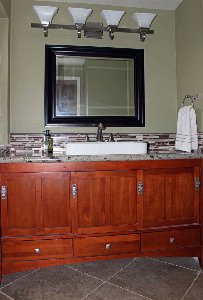 Immagine di un bagno di servizio tradizionale di medie dimensioni con ante in stile shaker, ante in legno bruno, piastrelle multicolore, piastrelle in ardesia, pavimento con piastrelle in ceramica, lavabo sottopiano, top in superficie solida, pavimento beige e pareti verdi