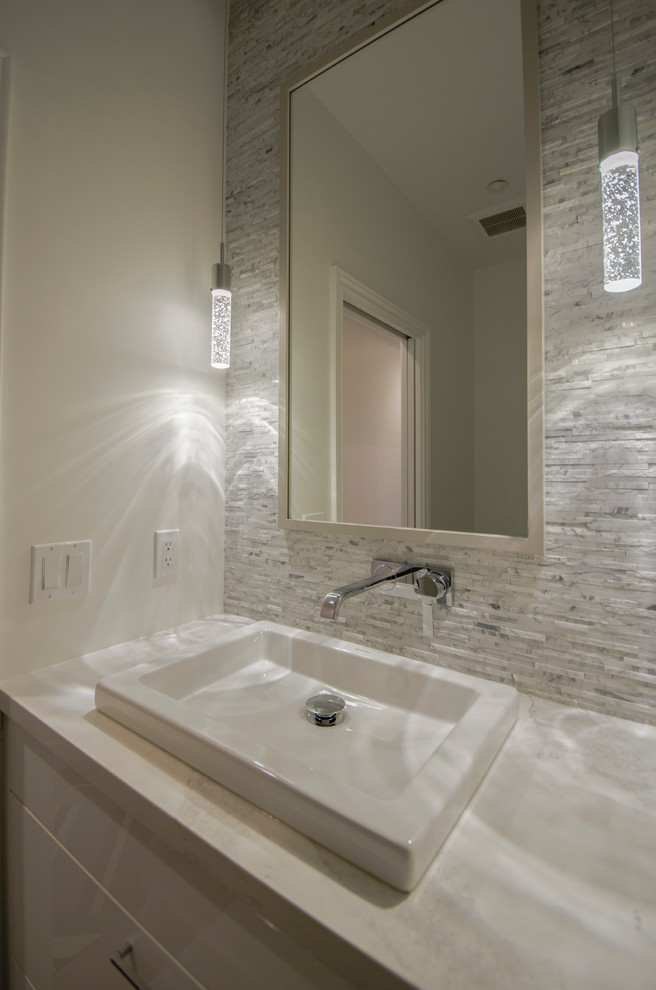 Kleine Moderne Gästetoilette mit flächenbündigen Schrankfronten, weißen Schränken, weißen Fliesen, weißer Wandfarbe, Quarzwerkstein-Waschtisch, Stäbchenfliesen und Aufsatzwaschbecken in Vancouver