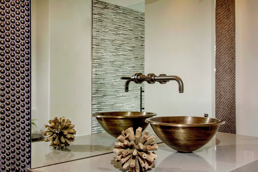 Esempio di un bagno di servizio minimal di medie dimensioni con lavabo a bacinella, ante lisce, ante in legno scuro, top in quarzo composito, piastrelle marroni, piastrelle in metallo e pareti grigie