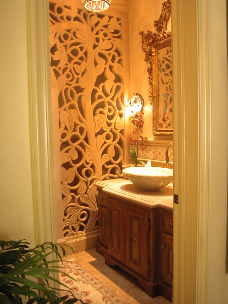 Immagine di un bagno di servizio chic di medie dimensioni con consolle stile comò, pareti beige, top in travertino, pavimento in travertino, lavabo a bacinella e ante in legno scuro
