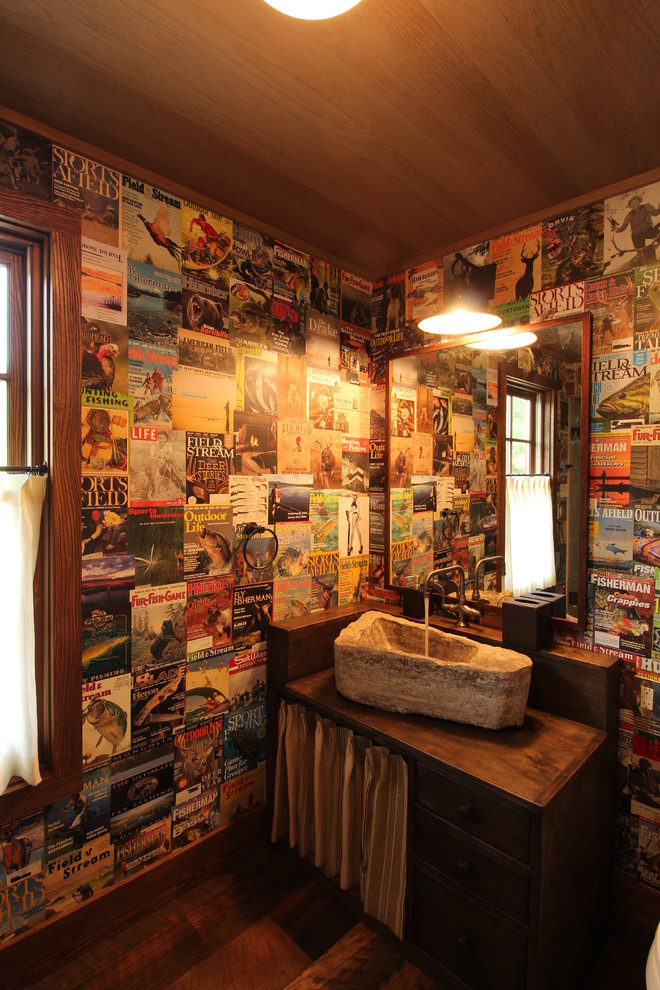 Mittelgroße Urige Gästetoilette mit Aufsatzwaschbecken, flächenbündigen Schrankfronten, Waschtisch aus Holz, dunklem Holzboden, dunklen Holzschränken und brauner Waschtischplatte in Sonstige