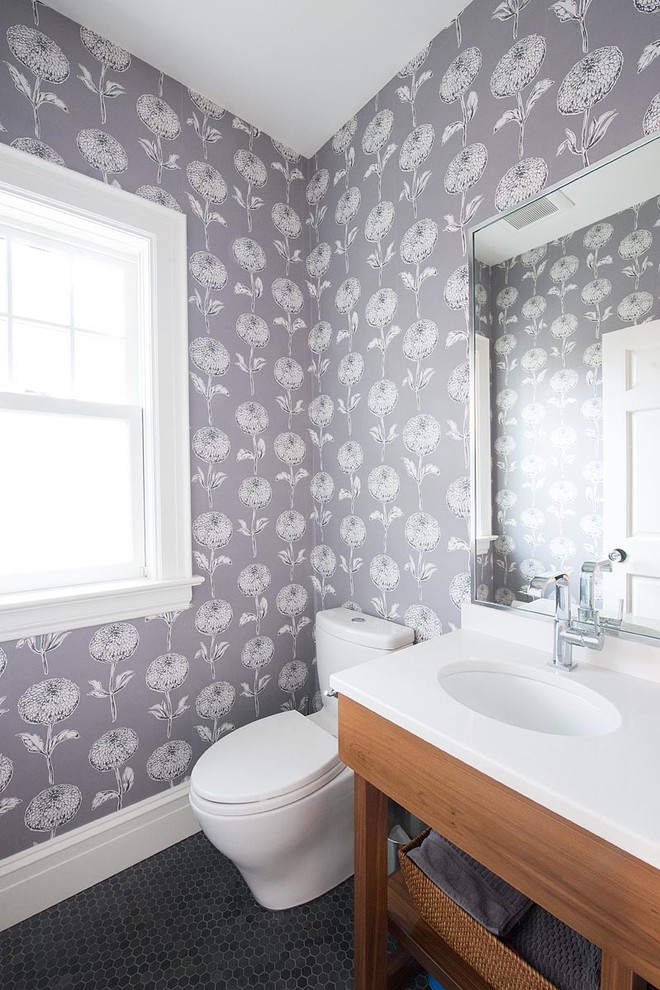 Immagine di un bagno di servizio design con lavabo sottopiano, consolle stile comò, ante in legno scuro, WC a due pezzi e top bianco