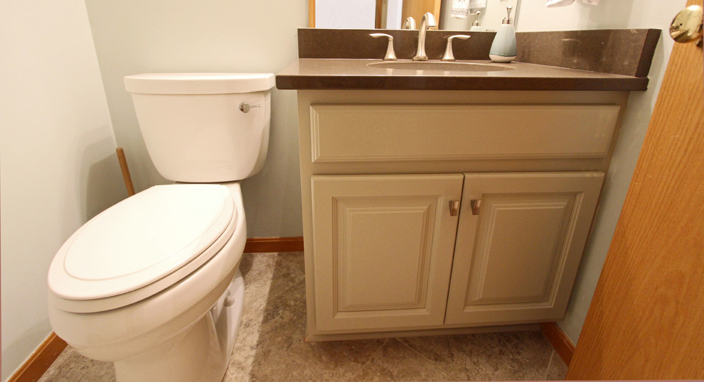 Inspiration för ett litet vintage brun brunt toalett, med luckor med upphöjd panel, beige skåp, en toalettstol med separat cisternkåpa, gröna väggar, ett undermonterad handfat och bänkskiva i kvarts