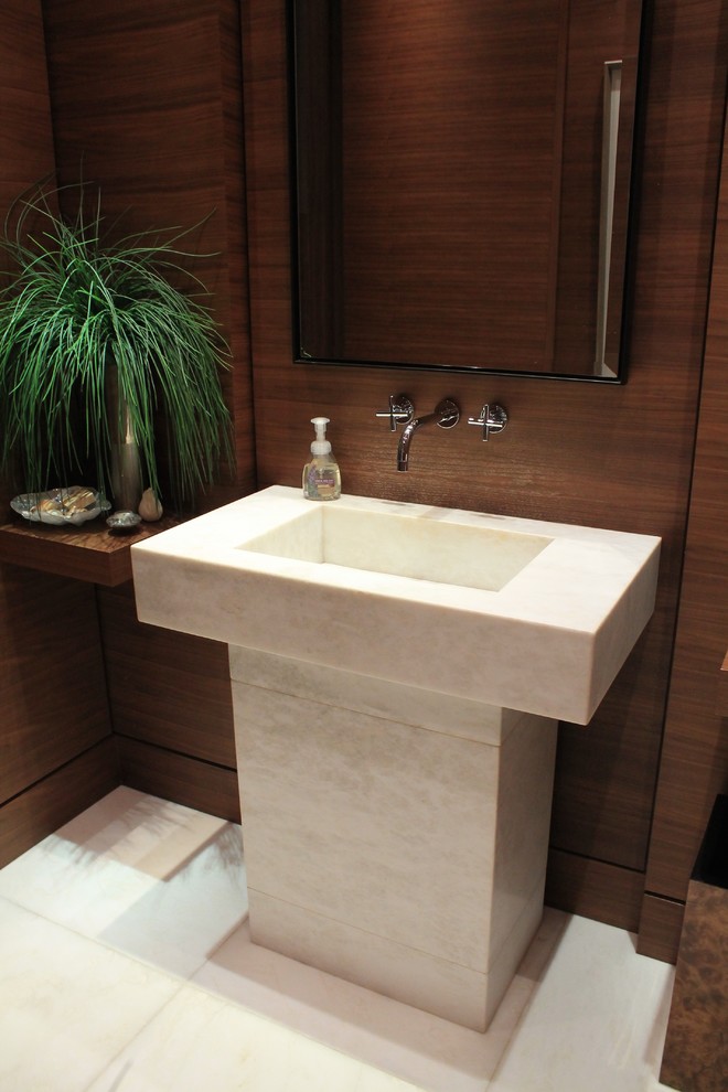 Foto di un piccolo bagno di servizio moderno con piastrelle bianche, top in marmo e pavimento in marmo