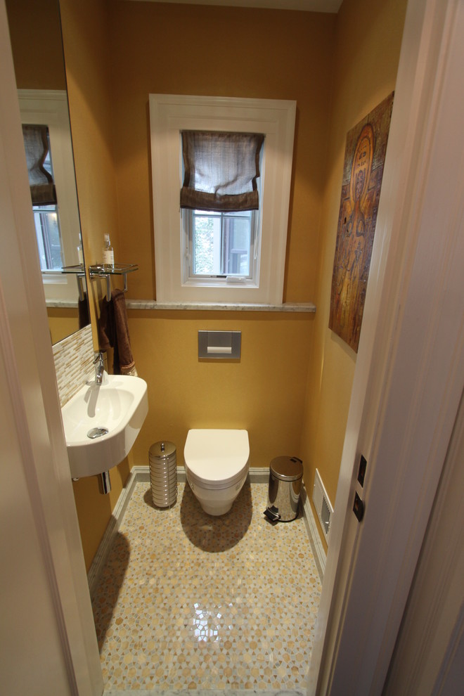 Свежая идея для дизайна: маленький туалет в стиле неоклассика (современная классика) с унитазом-моноблоком, желтыми стенами и подвесной раковиной для на участке и в саду - отличное фото интерьера