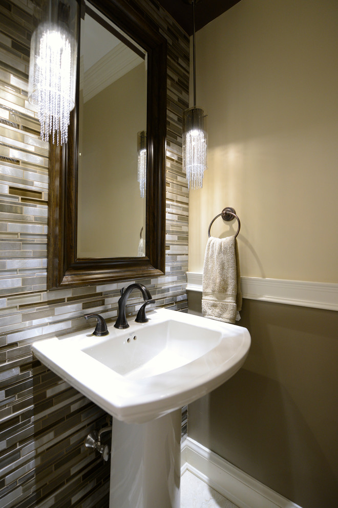 Esempio di un piccolo bagno di servizio design con piastrelle multicolore, piastrelle di vetro, pareti multicolore, pavimento in gres porcellanato e lavabo a colonna