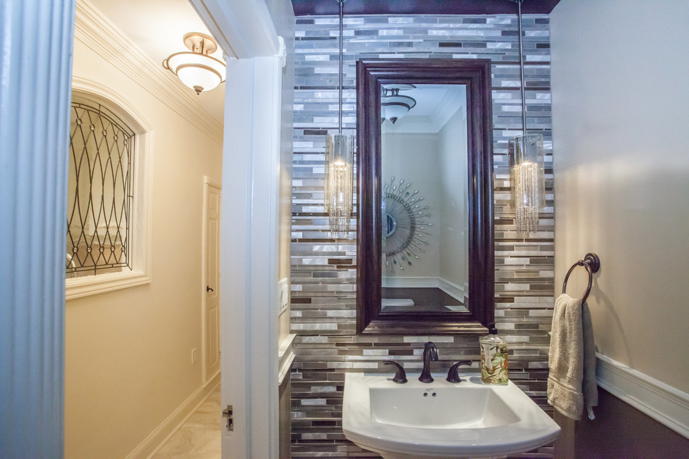 Immagine di un piccolo bagno di servizio minimal con WC a due pezzi, pareti multicolore, lavabo a colonna, piastrelle a listelli e piastrelle grigie