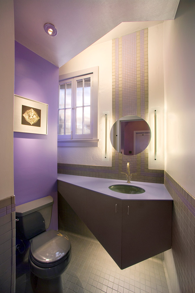 セントルイスにあるコンテンポラリースタイルのおしゃれなトイレ・洗面所 (アンダーカウンター洗面器、グレーのキャビネット、グレーのタイル、モザイクタイル、紫の洗面カウンター) の写真
