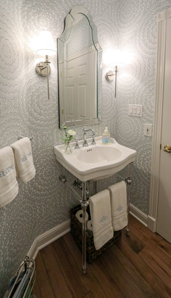 Foto di un piccolo bagno di servizio contemporaneo con WC a due pezzi, pareti blu, pavimento in legno massello medio, lavabo a consolle, pavimento marrone e mobile bagno freestanding