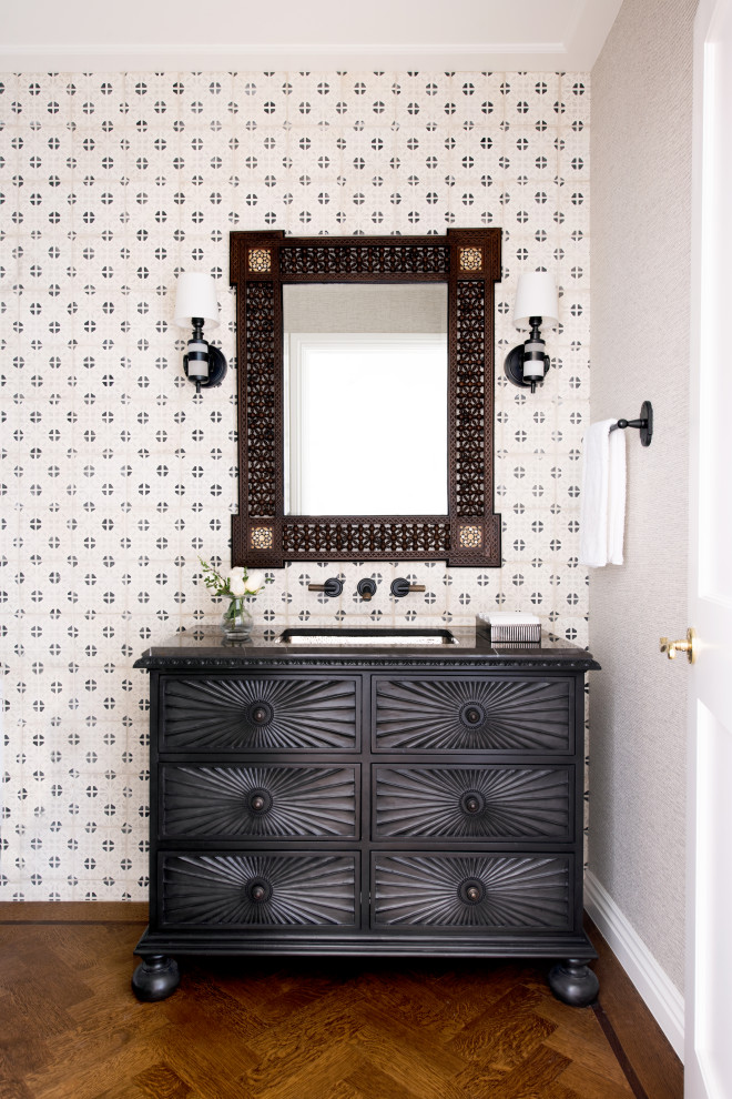 Foto på ett mellanstort vintage svart toalett, med möbel-liknande, svarta skåp, vita väggar, mörkt trägolv, ett väggmonterat handfat, bänkskiva i kvarts och brunt golv