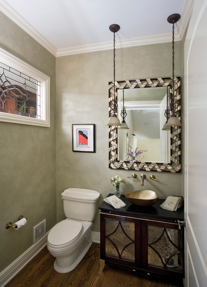 Foto på ett mellanstort vintage toalett, med möbel-liknande, skåp i mörkt trä, en toalettstol med separat cisternkåpa, gröna väggar, mellanmörkt trägolv, ett fristående handfat, granitbänkskiva och brunt golv