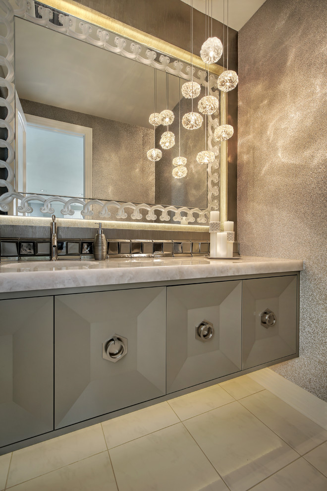 Idee per un piccolo bagno di servizio design con ante grigie, pareti beige, lavabo integrato, top in quarzite, top bianco e ante con riquadro incassato
