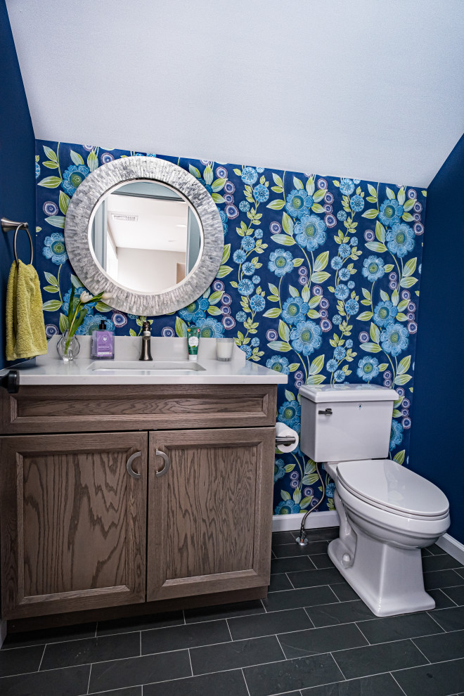 Exempel på ett mellanstort klassiskt vit vitt toalett, med skåp i shakerstil, skåp i ljust trä, en toalettstol med separat cisternkåpa, flerfärgade väggar, skiffergolv, ett undermonterad handfat och bänkskiva i kvarts