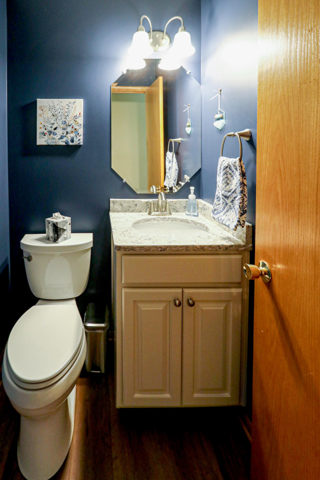 Esempio di un piccolo bagno di servizio classico con ante con bugna sagomata, WC a due pezzi, pareti blu, pavimento in vinile, lavabo sottopiano, top in quarzo composito, top beige e mobile bagno freestanding