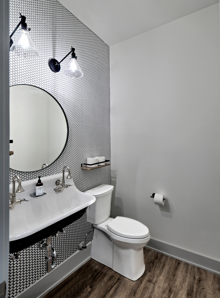 Inspiration för ett litet vintage toalett, med en toalettstol med separat cisternkåpa, svart och vit kakel, keramikplattor, grå väggar, laminatgolv, ett avlångt handfat och brunt golv