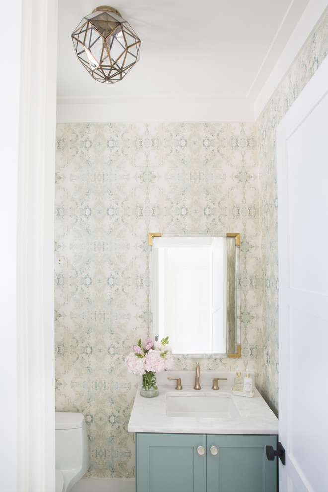 Ispirazione per un bagno di servizio classico con ante in stile shaker, ante verdi, WC monopezzo, lavabo sottopiano, top in marmo e top bianco