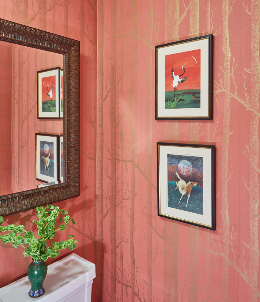 На фото: туалет среднего размера в стиле неоклассика (современная классика) с раздельным унитазом и розовыми стенами с