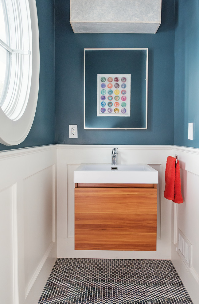 Idee per un piccolo bagno di servizio classico con ante lisce, ante in legno bruno, pareti blu, lavabo integrato, top in quarzo composito, top bianco e pavimento grigio
