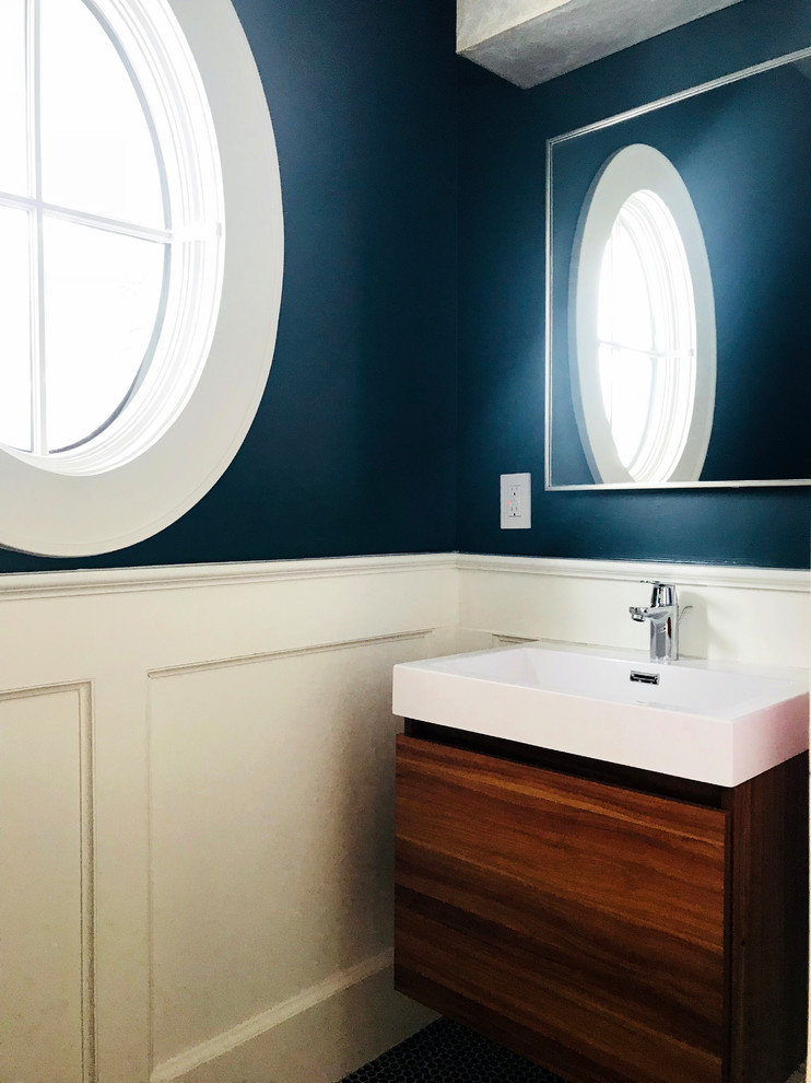 Kleine Klassische Gästetoilette mit flächenbündigen Schrankfronten, dunklen Holzschränken, blauer Wandfarbe, integriertem Waschbecken, Quarzwerkstein-Waschtisch und weißer Waschtischplatte in New York