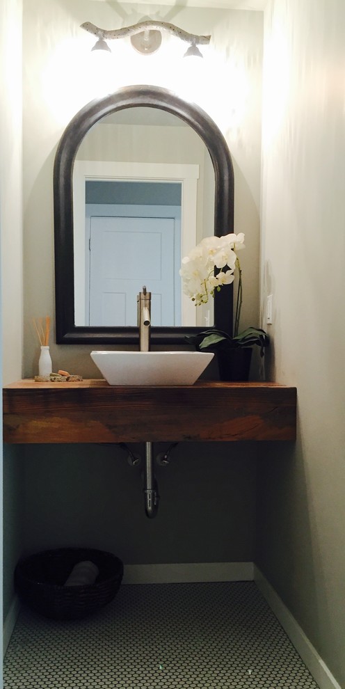 Kleine Maritime Gästetoilette mit Aufsatzwaschbecken, Waschtisch aus Holz, weißen Fliesen, grauer Wandfarbe und Mosaik-Bodenfliesen in Sonstige