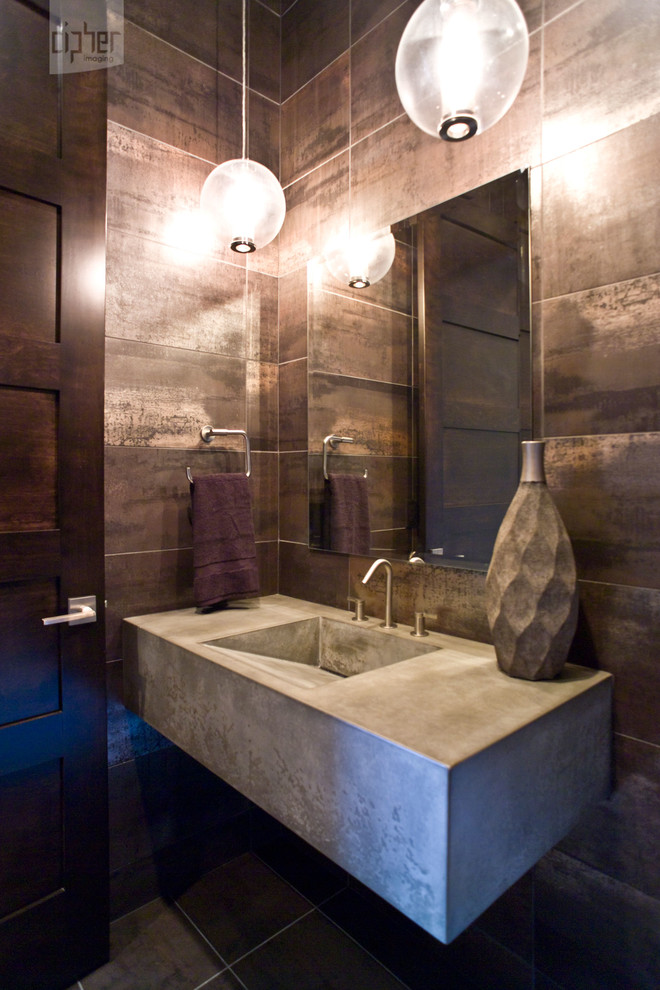 Idéer för små orientaliska toaletter, med öppna hyllor, grå skåp, brun kakel, kakel i metall, flerfärgade väggar, klinkergolv i porslin, ett avlångt handfat, bänkskiva i betong och grått golv