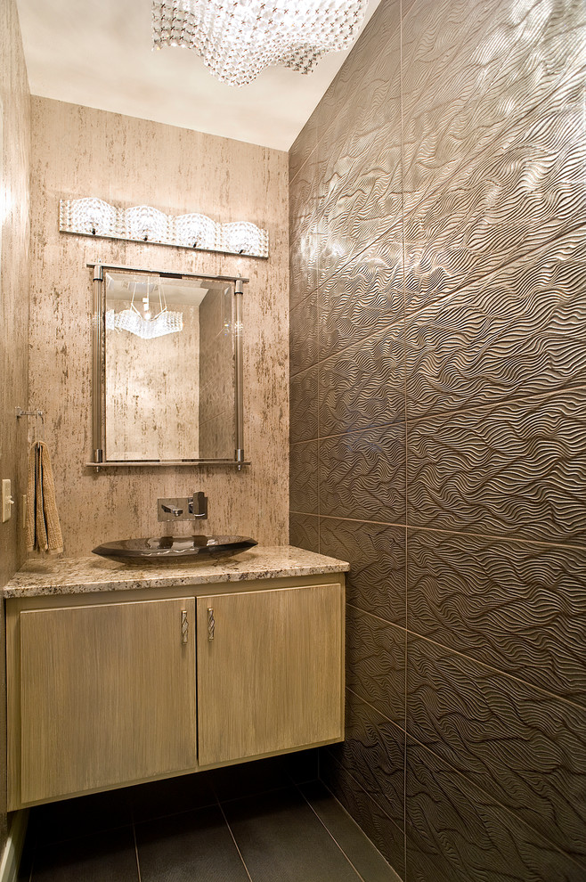 Asiatisk inredning av ett litet toalett, med släta luckor, skåp i ljust trä, brun kakel, kakel i metall, flerfärgade väggar, klinkergolv i porslin, ett fristående handfat, granitbänkskiva och grått golv