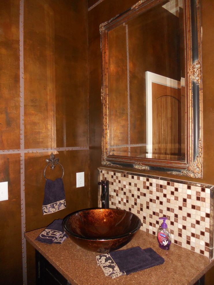 На фото: туалет среднего размера в викторианском стиле с раздельным унитазом, бежевой плиткой, коричневой плиткой, разноцветной плиткой, плиткой мозаикой, коричневыми стенами, полом из керамической плитки, настольной раковиной и столешницей из искусственного камня с