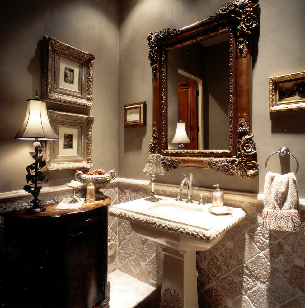 Exemple d'un petit WC et toilettes chic avec un carrelage beige, un carrelage de pierre, un mur beige, un lavabo de ferme et un plan de toilette en marbre.