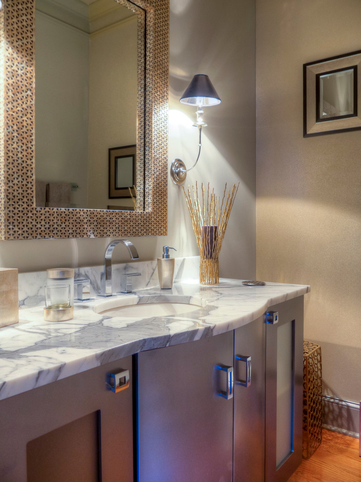 シャーロットにあるコンテンポラリースタイルのおしゃれなトイレ・洗面所 (フラットパネル扉のキャビネット、グレーのキャビネット、御影石の洗面台、グレーの壁、無垢フローリング) の写真