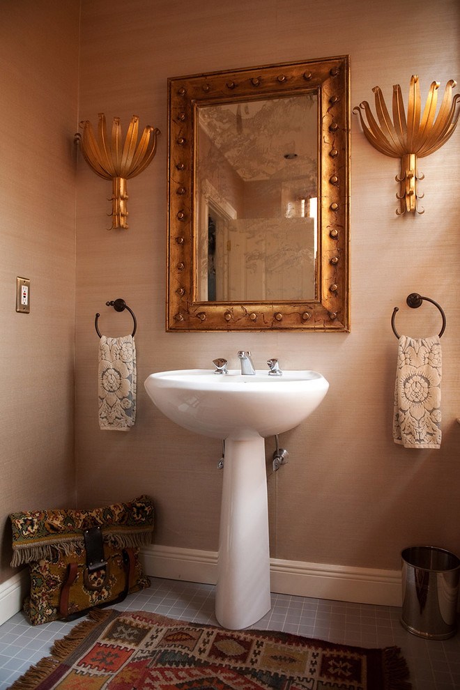 Esempio di un piccolo bagno di servizio eclettico con pareti beige, pavimento con piastrelle in ceramica, lavabo a colonna e pavimento grigio