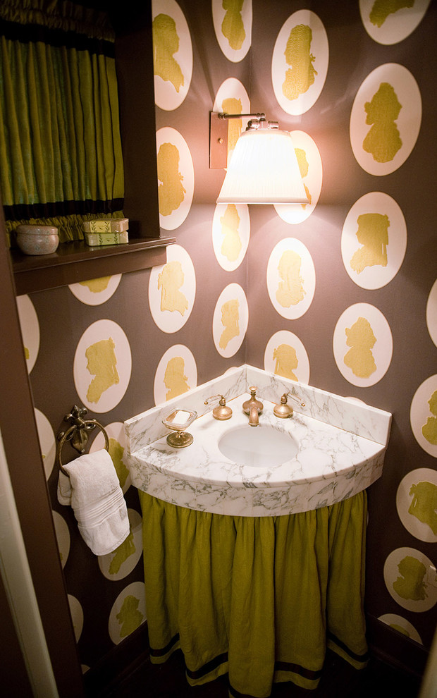 Kleine Klassische Gästetoilette mit bunten Wänden, Wandwaschbecken und Marmor-Waschbecken/Waschtisch in Philadelphia