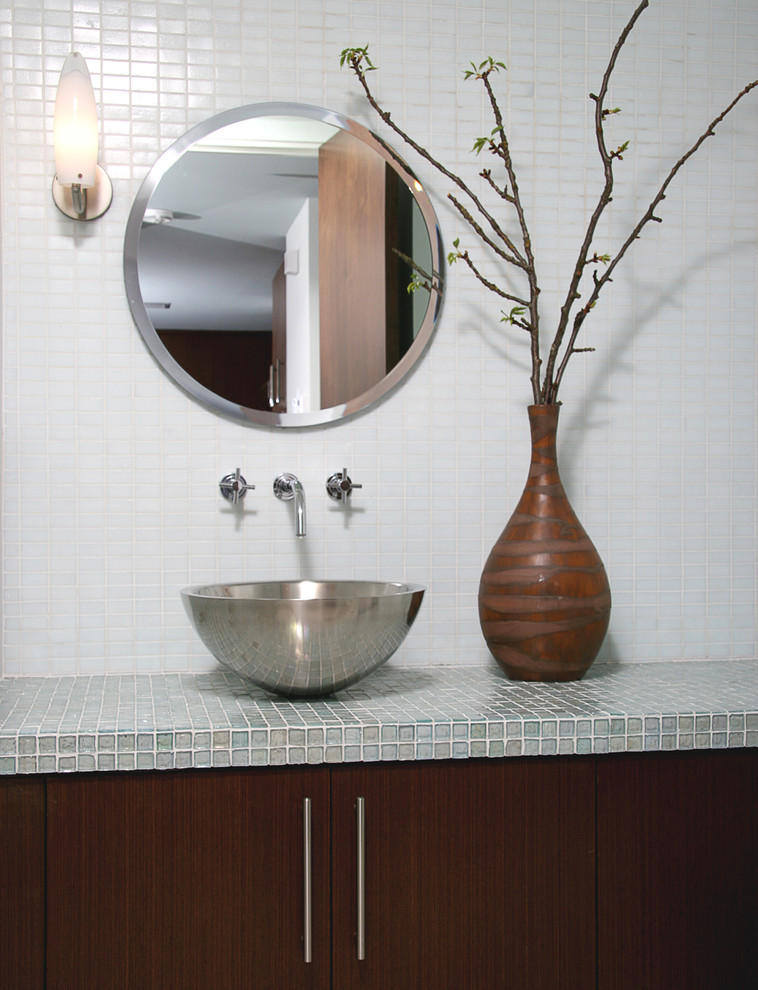 Design ideas for a contemporary cloakroom in Los Angeles.